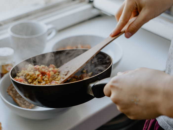 「料理を作る」の英語表現・makeとcookの違いと調理方法や味の表現方法